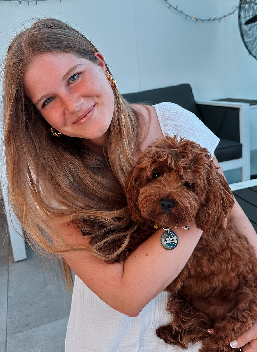 Sophia Raster, Gründerin Bark&Bloom deine vegane Werbeagentur mit Cavoodle in Australien