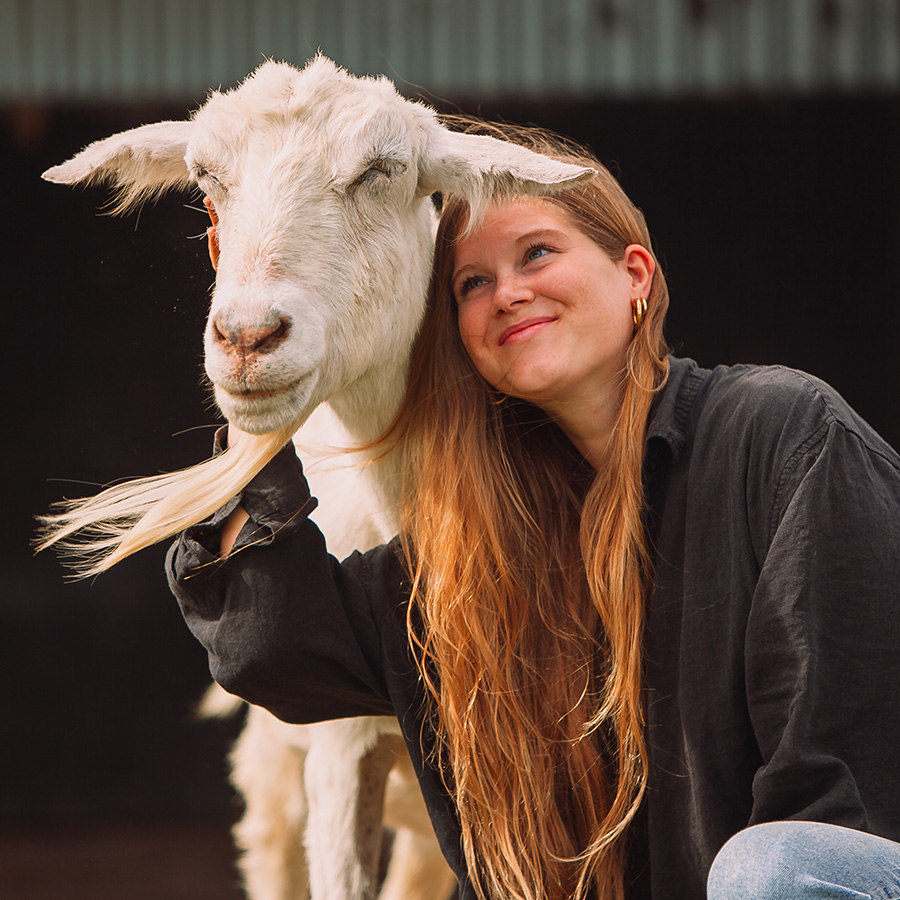 Sophia Raster, Gründerin Bark&Bloom deine freundliche Werbeagentur mit Ziege, Goat Garth von Sanctuary, Australia