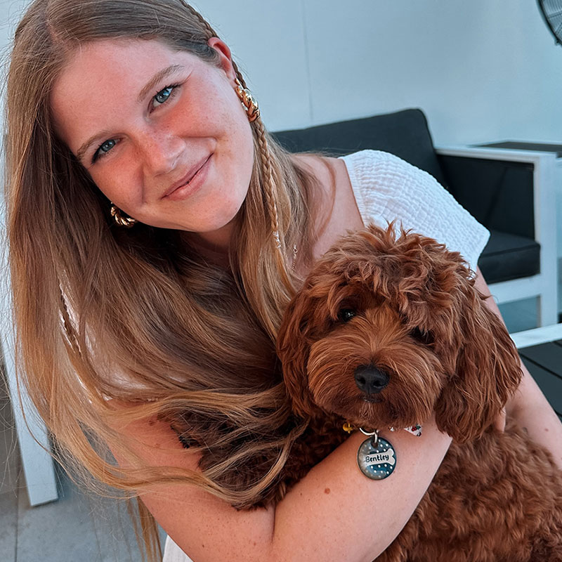 Sophia Raster, Gründerin Bark&Bloom deine vegane Werbeagentur mit Cavoodle in Australien